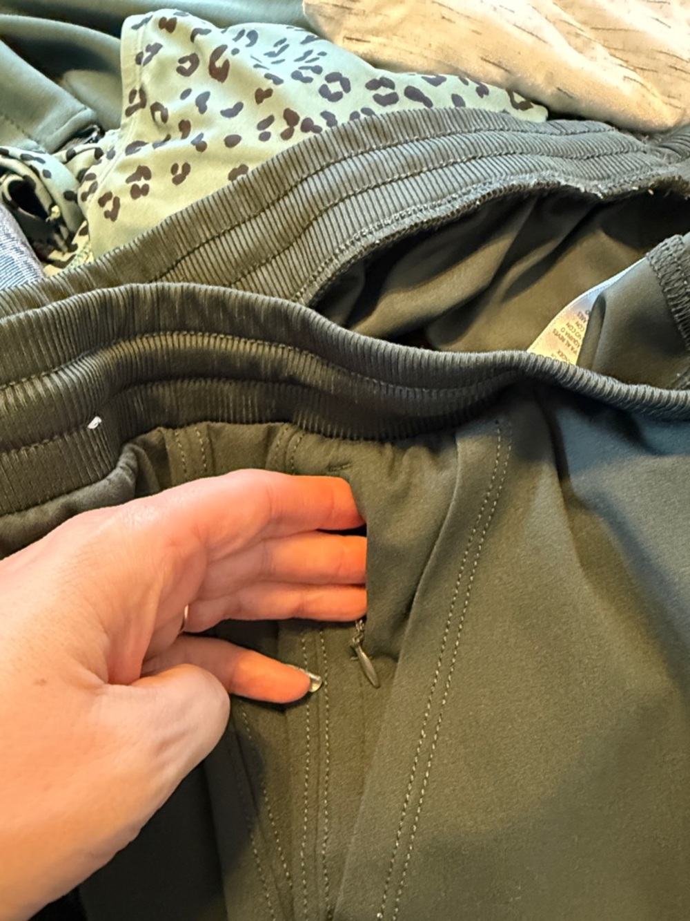 Rachel Zoe Olive Drawstring Jogger Pants - Picture 5 of 8
